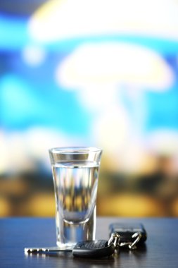 Alkollü içki ve araba anahtar