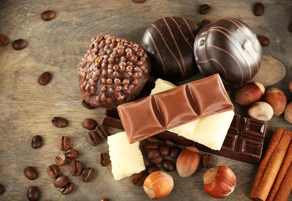 Chocolate cookies with coffee beans, nuts and cinnamon on wooden background — Stock Photo, Image