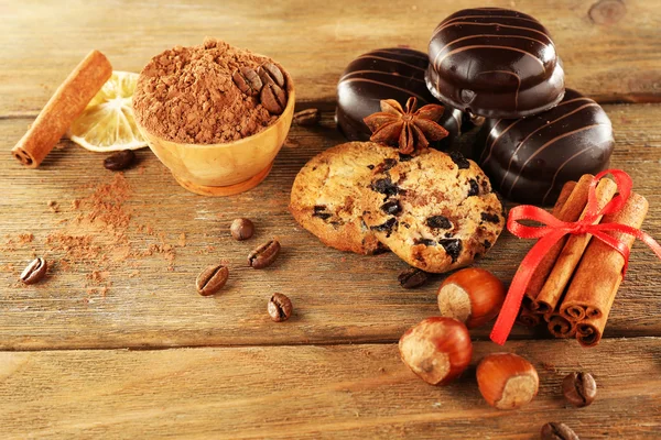 Choklad cookies med skål med kakao — Stockfoto