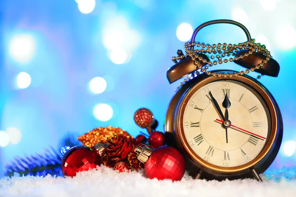 Reloj y decoraciones navideñas — Foto de Stock