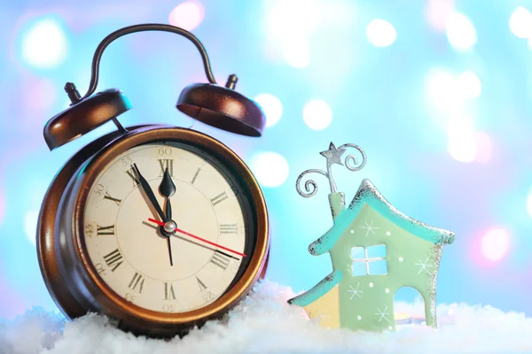 Uhr und Weihnachtsdekoration — Stockfoto