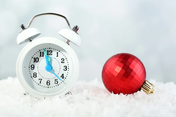 Uhr mit Weihnachtsdekoration — Stockfoto