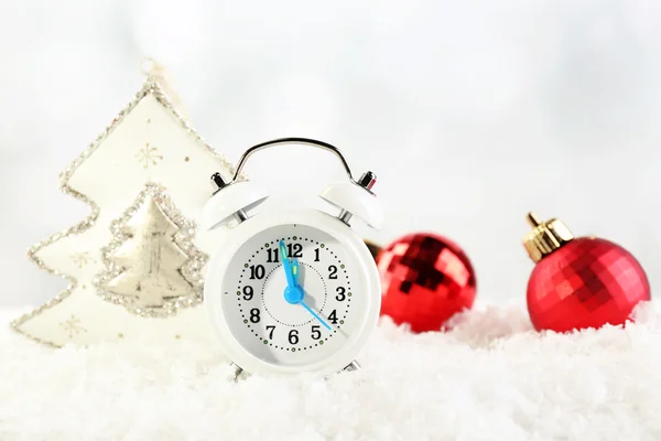 Reloj con decoraciones de Navidad —  Fotos de Stock