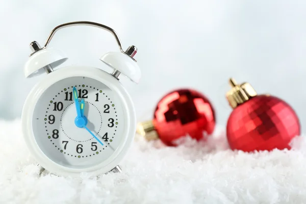 Uhr mit Weihnachtsdekoration — Stockfoto