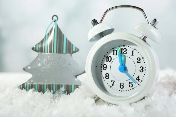 Reloj con decoraciones de Navidad — Foto de Stock