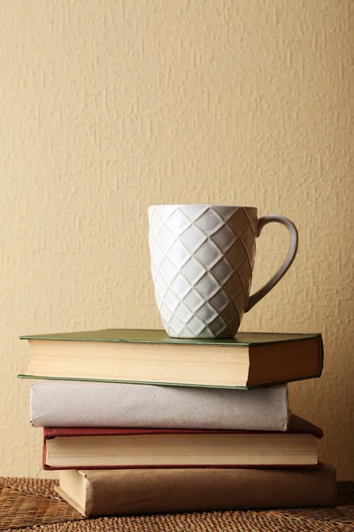 Högen av böcker med kopp — Stockfoto
