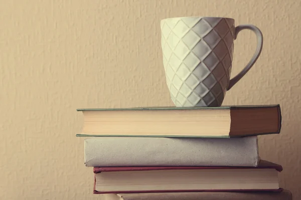 Pile de livres avec tasse — Photo