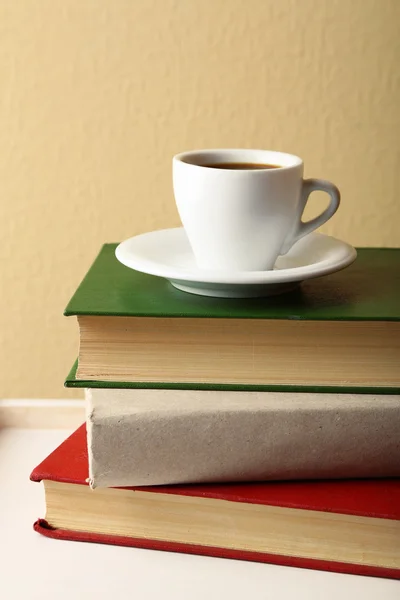 Knih s cup — Stock fotografie