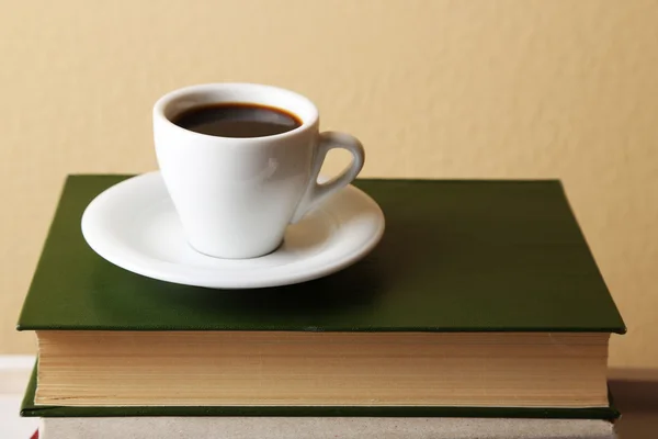 Tasse Heißgetränk auf Buch — Stockfoto