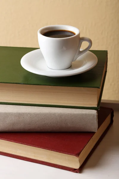Куча книг с чашкой — стоковое фото