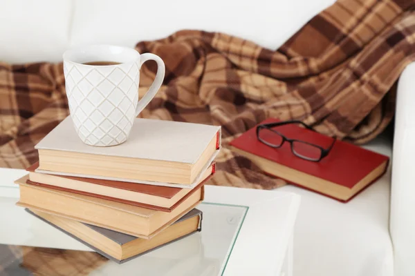 Tischplatte mit Bücherstapel — Stockfoto