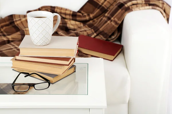 Mesa com pilha de livros — Fotografia de Stock