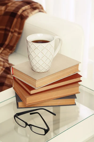 Yığın kitap ile masa üstü — Stok fotoğraf