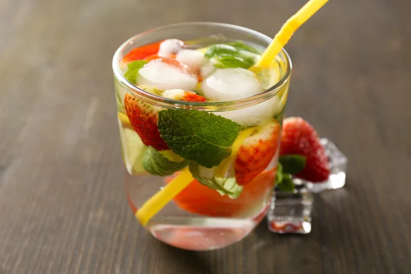 Cocktail with ice cubes — Stock Photo, Image