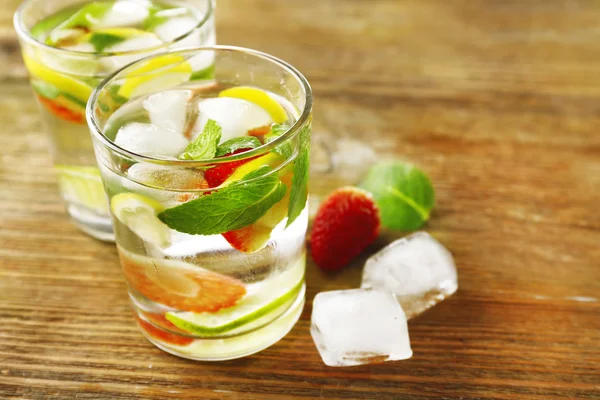 Cocktail con cubetti di ghiaccio — Foto Stock