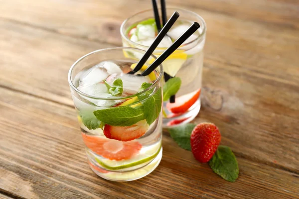 Cocktails with ice cubes — Stock Photo, Image