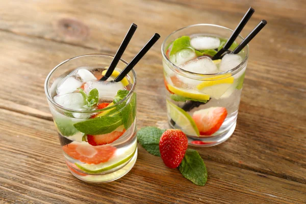 Cocktails mit Eiswürfeln — Stockfoto