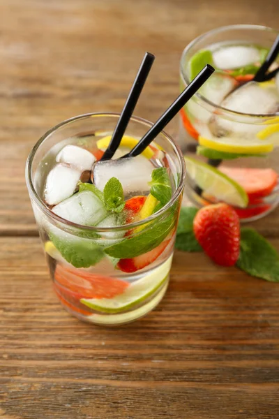 Cocktail con cubetti di ghiaccio — Foto Stock