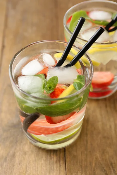 Cocktails with ice cubes — Stock Photo, Image