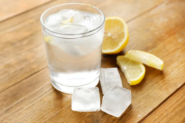 Vaso de agua con hielo —  Fotos de Stock