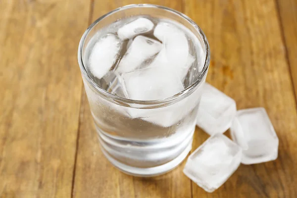 Cóctel con cubitos de hielo — Foto de Stock