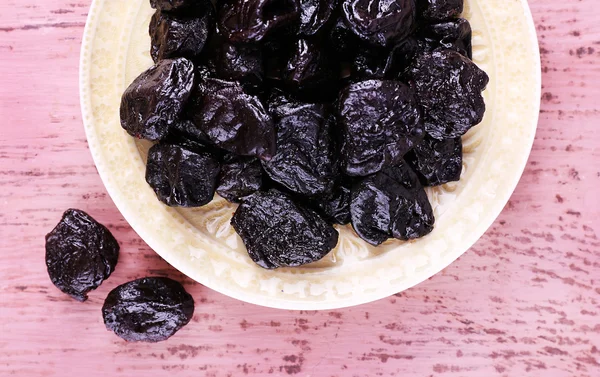 Plate with heap of prunes — Stock Photo, Image