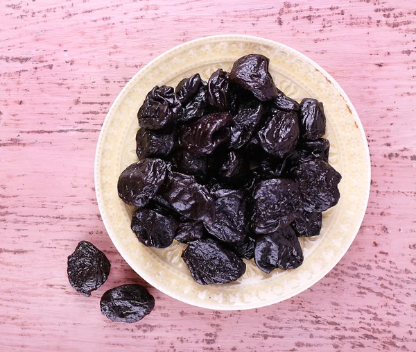 Plate with heap of prunes — Stock Photo, Image