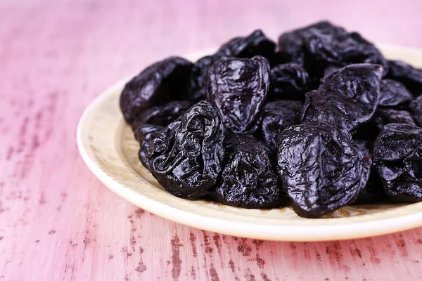 Plate with heap of prunes — Stock Photo, Image