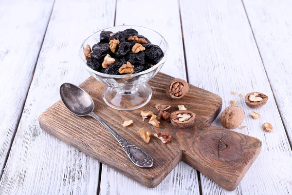 Schüssel mit Pflaumen und Walnüssen — Stockfoto