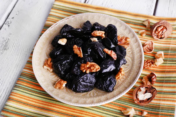 Тарелка из чернослива и грецких орехов — стоковое фото