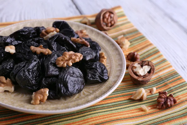 Placa de ciruelas pasas y nueces —  Fotos de Stock