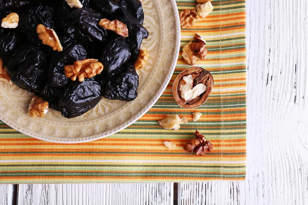 Тарелка из чернослива и грецких орехов — стоковое фото