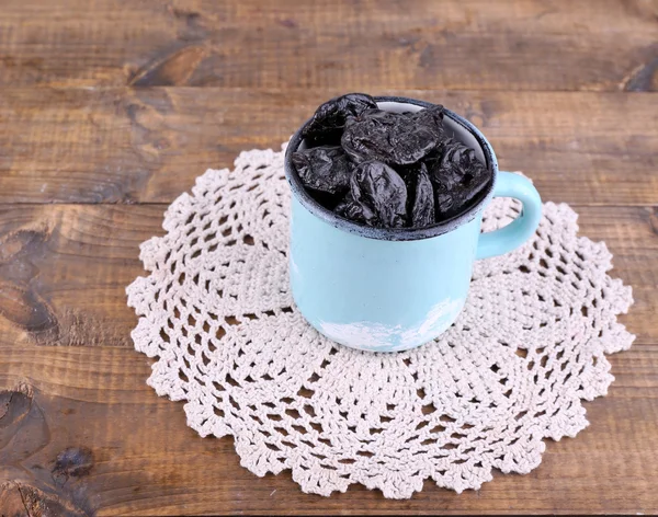 Cup filled with prunes — Stock Photo, Image