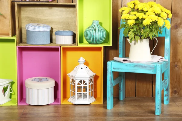 Красиві барвисті полиці з різними предметами, пов'язаними з будинком на дерев'яному тлі стін — стокове фото