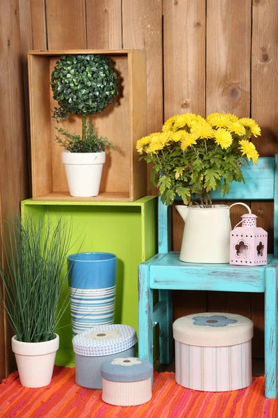 Hermosos estantes coloridos con diferentes objetos relacionados con el hogar en fondo de pared de madera —  Fotos de Stock