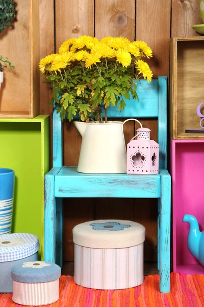 Красивые красочные полки с различными предметами домашнего обихода на фоне деревянной стены — стоковое фото