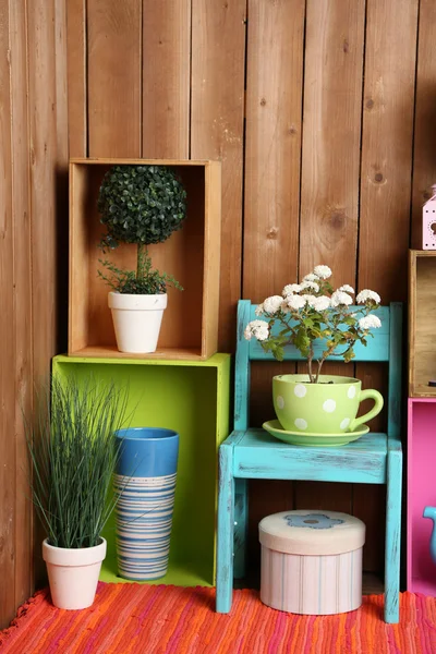 Prachtige kleurrijke planken met verschillende huis verwante objecten op houten muur achtergrond — Stockfoto