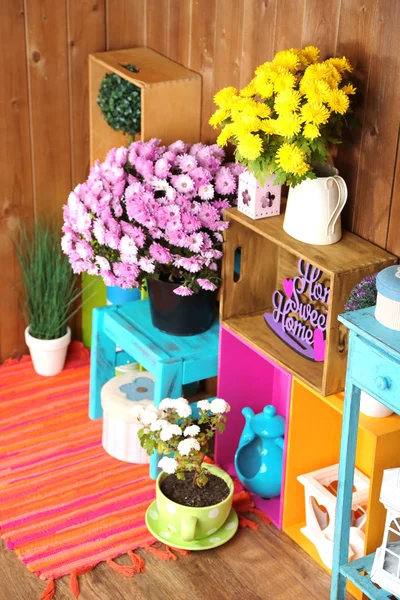 Hermosos estantes coloridos con diferentes objetos relacionados con el hogar en fondo de pared de madera —  Fotos de Stock