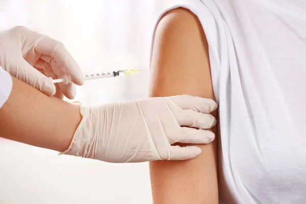 El médico vacuna a un paciente — Foto de Stock
