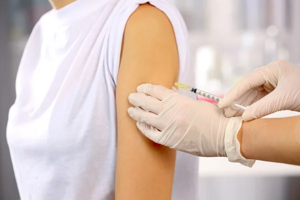 의사는 환자를 vaccinates — 스톡 사진