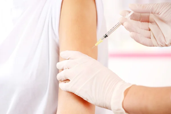 Doctor vaccinates een patiënt — Stockfoto