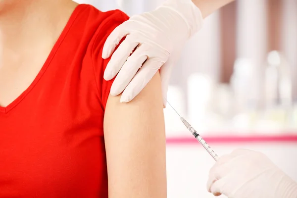 Läkare vaccinerar en patient — Stockfoto