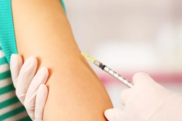 의사는 환자를 vaccinates — 스톡 사진