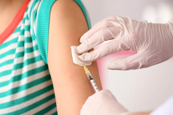 Doctor vaccinates een patiënt — Stockfoto