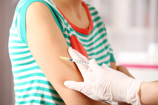 El médico vacuna a un paciente —  Fotos de Stock