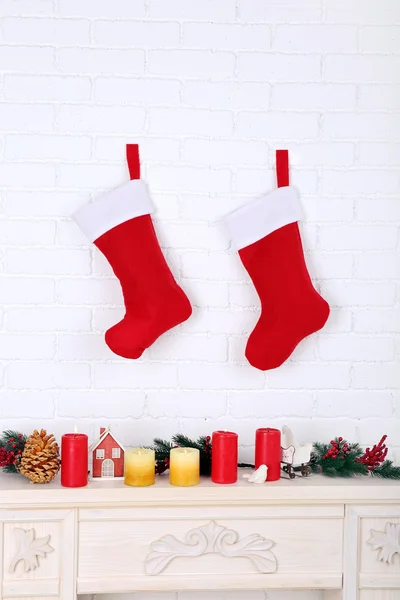 Calcetines de Navidad en la pared —  Fotos de Stock