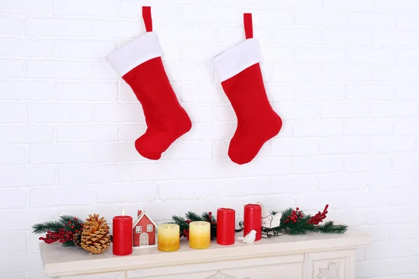 Calcetines de Navidad en la pared — Foto de Stock