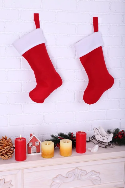 Calcetines de Navidad en la pared — Foto de Stock