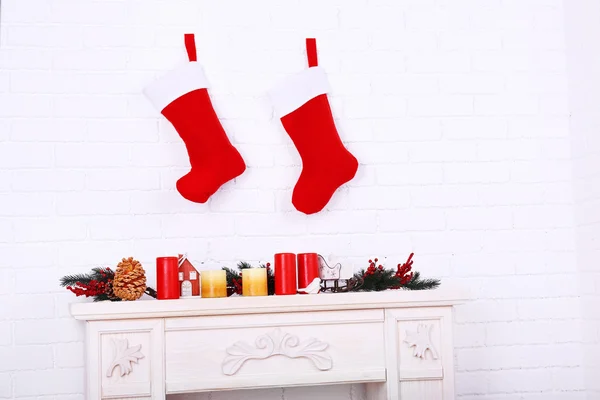 Calcetines de Navidad en la pared —  Fotos de Stock