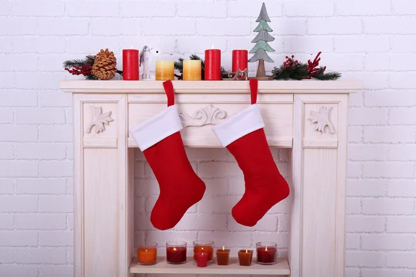 Рождественские носки на камине — стоковое фото